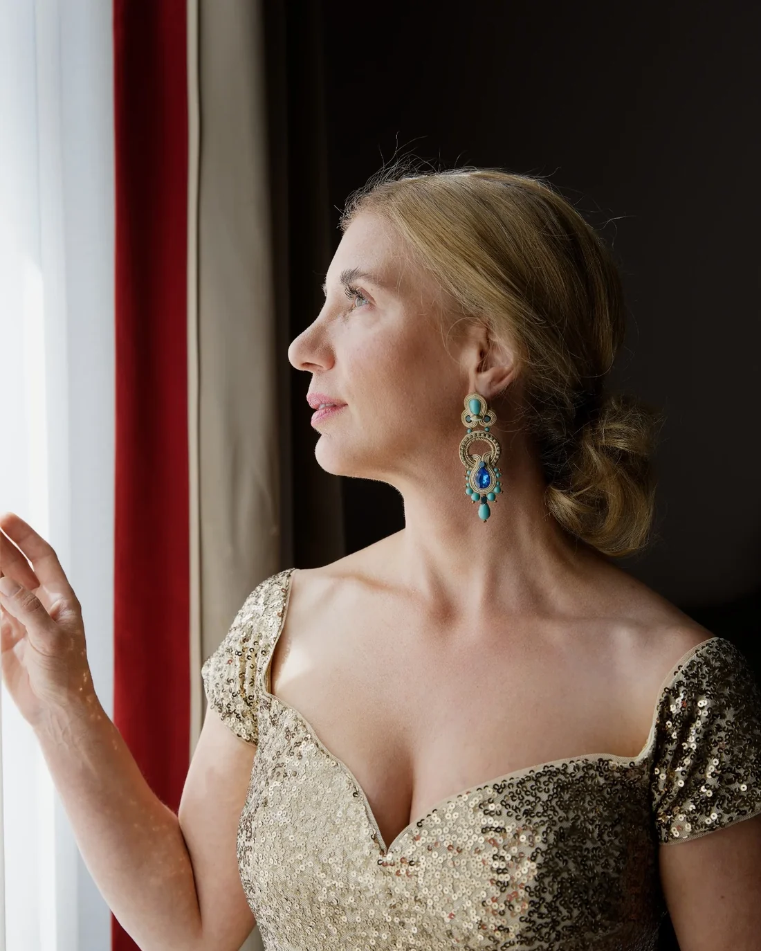 Eva Engel am Fenster