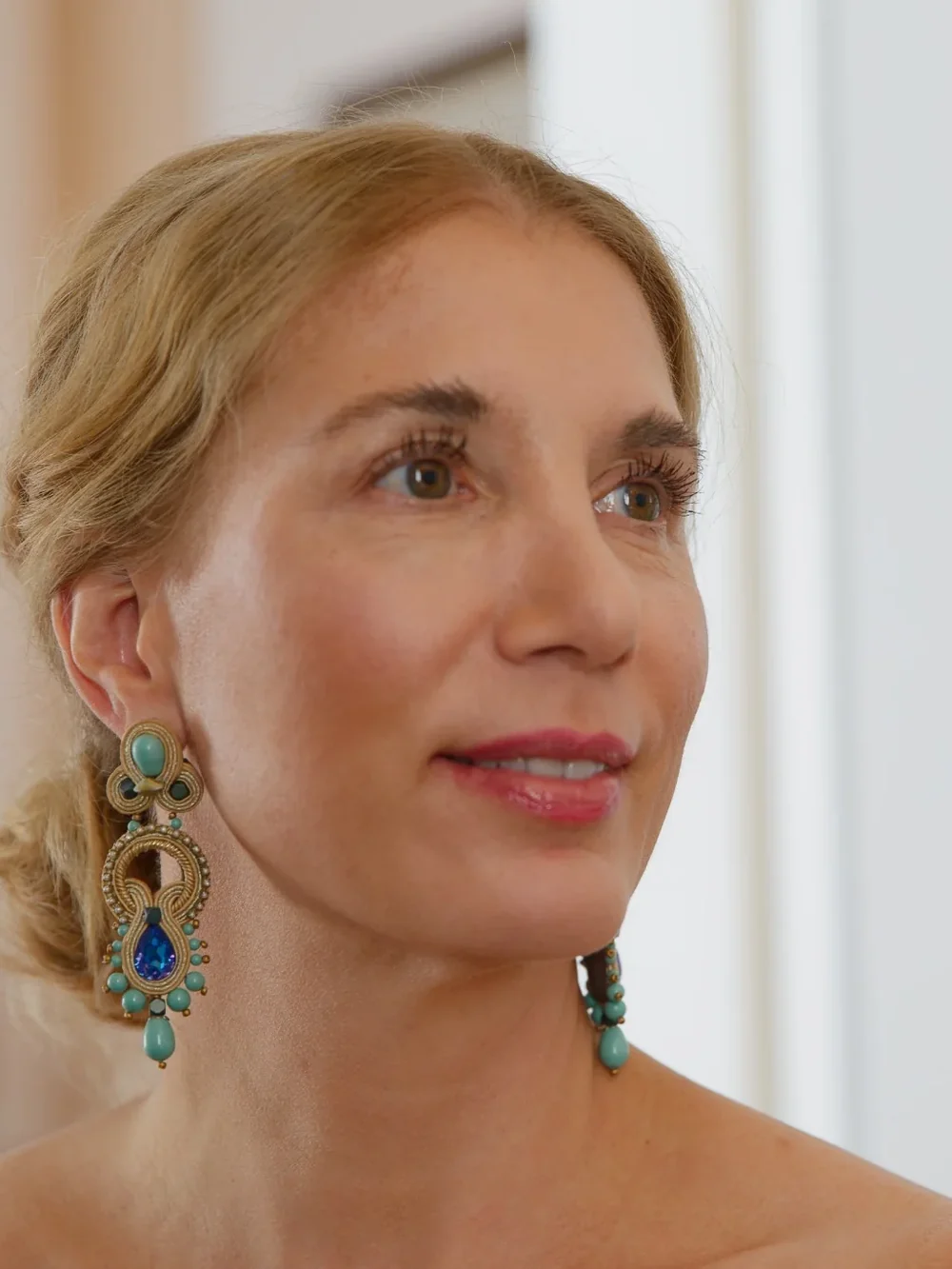 Eva Engel im Profil, zuhörend