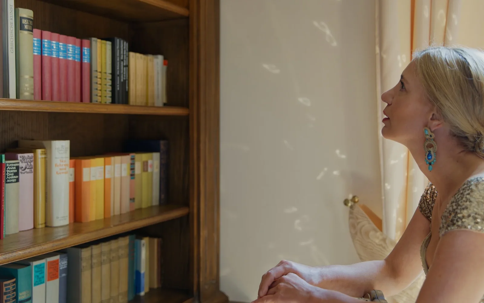 Eva Engel am Fenster vor der Bücherwand, Entwicklerin von GENESIS