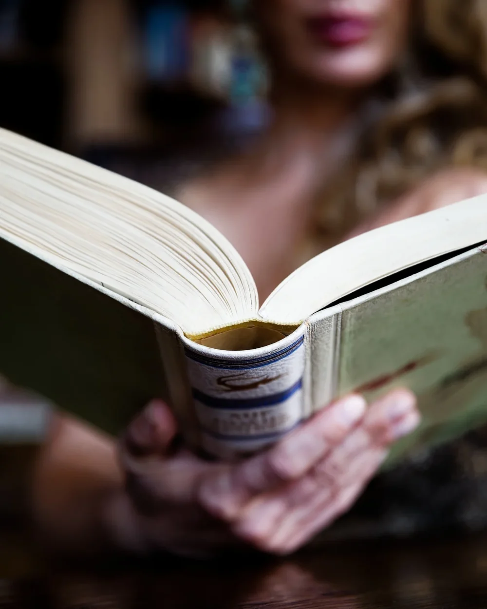 Eva Engel mit einem aufgeschlagenen Buch in den Händen