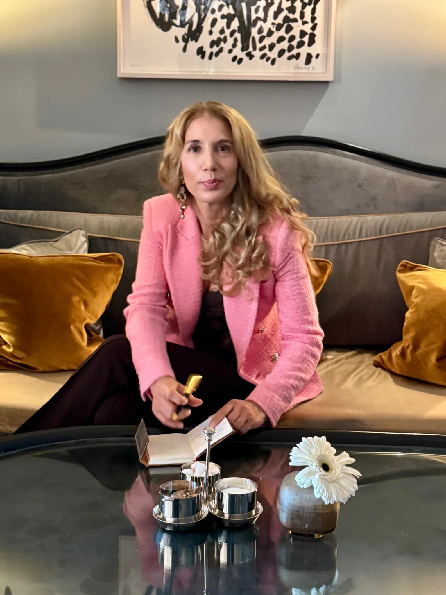 Eva Engel in persönlicher Gesprächssituation in einer eleganten Lounge